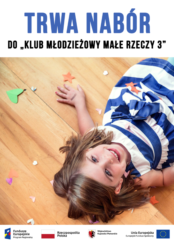 Uśmiechnięta dziewczynka leży na podłodze, trwa nabór do klubu młodzieżowego Małe Rzeczy 3.