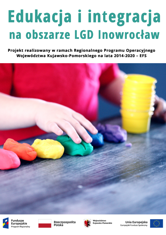 Dziecko bawi się kolorową plasteliną na stole, obok stoi żółty kubek.