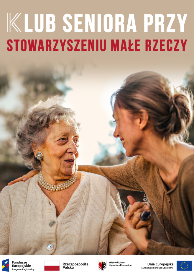 Starsza kobieta i młodsza kobieta uśmiechają się do siebie, trzymając się za ręce.